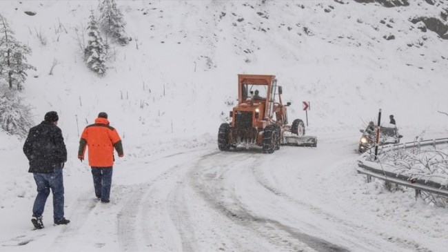 Kar Yağışı Köyleri Ulaşıma Kapattı